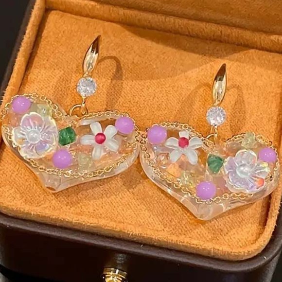 COLORFUL FLOWERS LUCITE HEART SHAPED DANGLY EARRINGS 47 - Picture 2 of 3